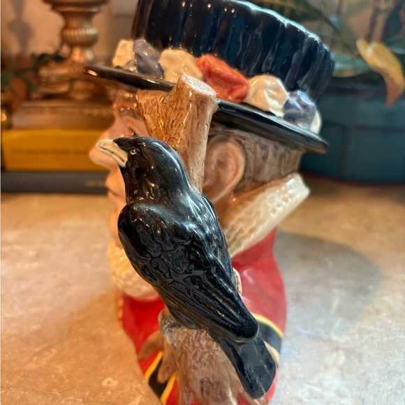 VINTAGE Royal Doulton Character Jug -YEOMAN OF THE GUARD-BEEFEATER #D6873 ~ 7" - Picture 3 of 10